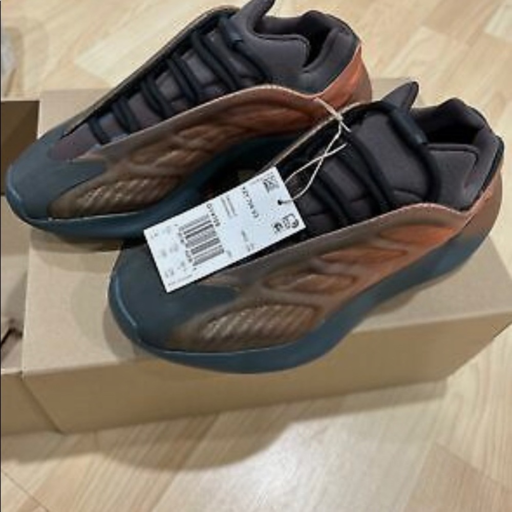 NEW adidas Yeezy 700 V3 Copper Fade Women GY4109 SIZE 6